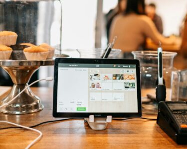 POSレジ・タブレットレジ代理店の収入目安と始め方：副業で中小事業者のIT化を支援する